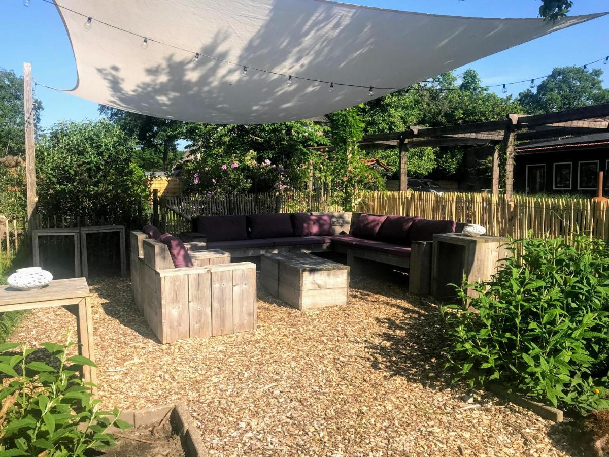 Vila In De Tuin In Gees Exteriér fotografie